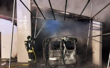 Valbrenta-Arsiè, pulmino in fiamme sotto una tettoia a Fastro: distrutto il veicolo Pulmino in Fiamme