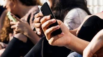 Quando è in difficoltà, oltre il 40% degli adolescenti si rivolge all’Intelligenza artificiale