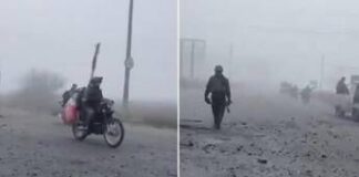 Russi in moto tra la nebbia: in un video virale l’assalto a Pokrovsk mentre la città resiste