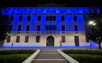 Giornata Internazionale dell’Infanzia: il Municipio di Schio si illumina di blu per i diritti dei minori Giornata Diritti Infanzia