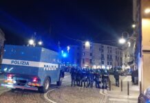 Scontri a Schio dopo il corteo non autorizzato di Arcadia: due agenti feriti, Pretto e Cioni attaccano sindaco e centro sociale Scontri a Schio