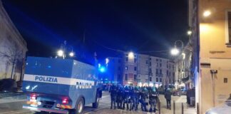 Scontri a Schio dopo il corteo non autorizzato di Arcadia: due agenti feriti, Pretto e Cioni attaccano sindaco e centro sociale Scontri a Schio