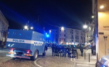 Scontri a Schio dopo il corteo non autorizzato di Arcadia: due agenti feriti, Pretto e Cioni attaccano sindaco e centro sociale Scontri a Schio