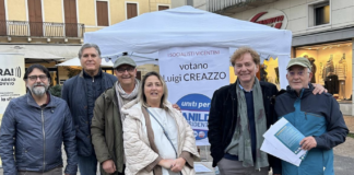 Gazebo PSI a Vicenza, il candidato alle regionali Luigi Creazzo ha incontrato i cittadini: “in gioco c’è il futuro di chi lavora e studia” Luigi Creazzo (Avanti! Psi Vicenza, secondo da destra) incontra i cittadini per le elezioni regionali del Veneto con Uniti per Manildo