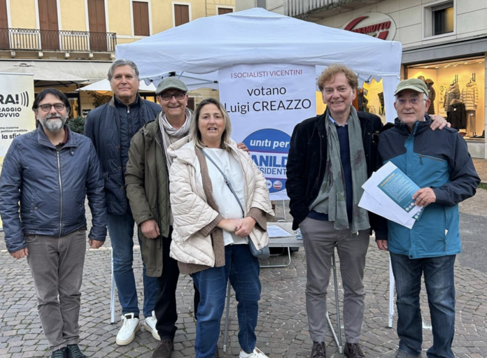 Luigi Creazzo (Avanti! Psi Vicenza, secondo da destra) incontra i cittadini per le elezioni regionali del Veneto con Uniti per Manildo