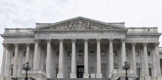 Epsteingate, le sopravvissute davanti al Campidoglio prima del voto