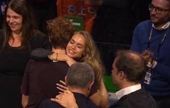 Sinner trionfa e Laila… lo abbraccia dopo la vittoria delle Atp Finals. E c’era anche Giacomo Possamai tra i carota boys Sinner trionfa e Laila... lo abbraccia