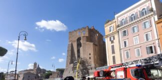 Roma, crolla una parte della Torre dei Conti: un operaio sotto le macerie. Il prefetto “Segnali che la persona è viva” / Video