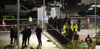 Accoltellamento sul treno in Inghilterra, dimessi quattro feriti. Altri due restano gravi. Starmer “Spaventoso”