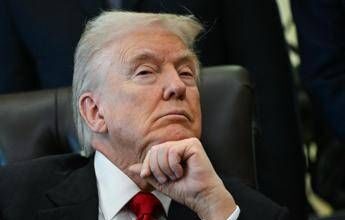 Trump dorme nello Studio Ovale? Le foto ‘sospette’ e la risposta della Casa Bianca