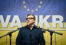 Ucraina, ambasciata russa a Roma critica Calenda per il tatuaggio. E lui replica: “Verrete sconfitti come l’Urss”