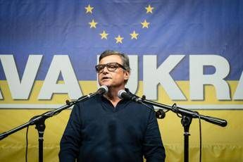 Ucraina, ambasciata russa a Roma critica Calenda per il tatuaggio. E lui replica: “Verrete sconfitti come l’Urss”