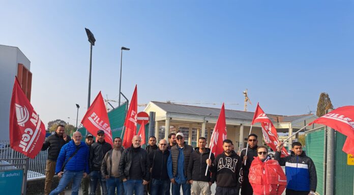 Vicenza, cantiere Villaggio della Pace: sciopero e protesta per stipendi non pagati. “Rischio di restare senza casa” Lavoratori Villaggio della Pace