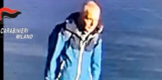 Donna accoltellata in piazza Gae Aulenti a Milano, è in gravi condizioni. Rintracciato l’aggressore / Video