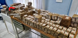 Oltre 110 chili di hashish trovata in un’auto nel Napoletano, proseguono le indagini