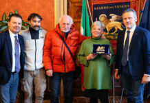 Venezia, maxi operazione contro i borseggi: Ciambetti ringrazia forze dell’ordine e “Cittadini non distratti” Cittadini non distratti a Venezia premiati da Roberto Ciambetti, presidente del consiglio regionale del Veneto