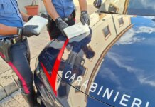 Si schianta contro un’auto dei Carabinieri nel Trapanese, arrestato con 2kg di cocaina