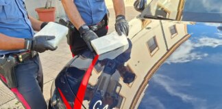Si schianta contro un’auto dei Carabinieri nel Trapanese, arrestato con 2kg di cocaina