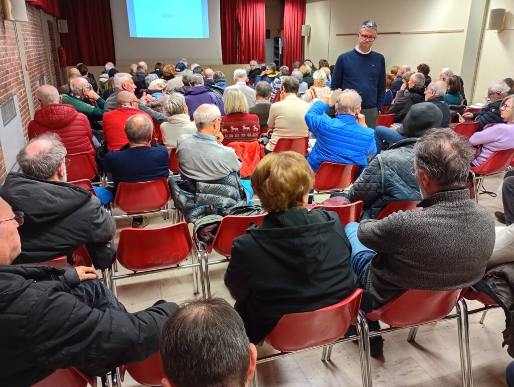 Di Bella tra il pubblico dei quartiere dei Ferrovieri presente all'incontro sulla Tav Tac nel calendario della Scuola del lunedì