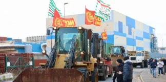 Genova, lavoratori ex Ilva bloccano strada con mezzi da cantiere: “Mille posti a rischio” ilva