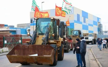 Genova, lavoratori ex Ilva bloccano strada con mezzi da cantiere: “Mille posti a rischio” ilva