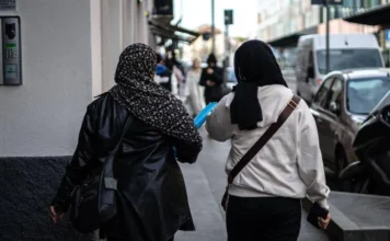 L’Austria vuole vietare il velo alle studentesse under 14: “Favorisce immagine distorta del corpo” austria velo