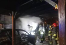 Montecchio Maggiore: incendio distrugge automobile in giardino. Nessun ferito. Intervento dei vigili del fuoco incendio auto montecchio maggiore