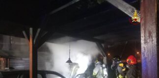 Montecchio Maggiore: incendio distrugge automobile in giardino. Nessun ferito. Intervento dei vigili del fuoco incendio auto montecchio maggiore