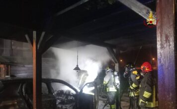 Montecchio Maggiore: incendio distrugge automobile in giardino. Nessun ferito. Intervento dei vigili del fuoco incendio auto montecchio maggiore