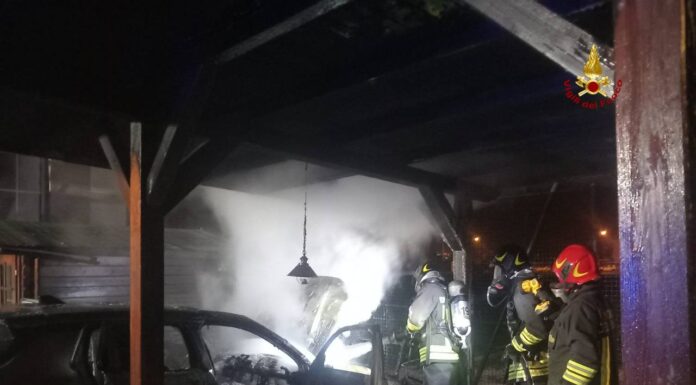 Montecchio Maggiore: incendio distrugge automobile in giardino. Nessun ferito. Intervento dei vigili del fuoco incendio auto montecchio maggiore