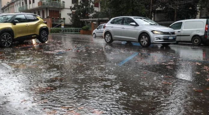 Maltempo in Italia, allerta meteo arancione su Campania e Toscana oggi maltempo