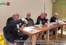 Il teatro Comunale di Vicenza costruito grazie alla lotta degli operai: “Una storia disonesta” di Giorgio Langella lo racconta "Una storia disonesta": la presentazione con (da sx) Giovanni Coviello, l'autore Giorgio Langella, Riccardo Martin (segretario Fillea Cgil Vicenza), Giancarlo Puggioni (segretario Cgil Vicenza) e Oscar Mancini (segretario Cgil Vicenza al tempo dei fatti