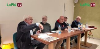 Il teatro Comunale di Vicenza costruito grazie alla lotta degli operai: “Una storia disonesta” di Giorgio Langella lo racconta "Una storia disonesta": la presentazione con (da sx) Giovanni Coviello, l'autore Giorgio Langella, Riccardo Martin (segretario Fillea Cgil Vicenza), Giancarlo Puggioni (segretario Cgil Vicenza) e Oscar Mancini (segretario Cgil Vicenza al tempo dei fatti