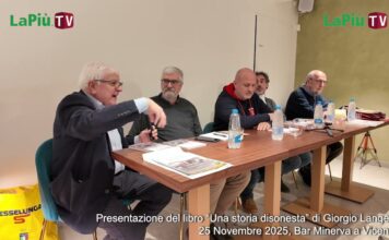 Il teatro Comunale di Vicenza costruito grazie alla lotta degli operai: “Una storia disonesta” di Giorgio Langella lo racconta "Una storia disonesta": la presentazione con (da sx) Giovanni Coviello, l'autore Giorgio Langella, Riccardo Martin (segretario Fillea Cgil Vicenza), Giancarlo Puggioni (segretario Cgil Vicenza) e Oscar Mancini (segretario Cgil Vicenza al tempo dei fatti