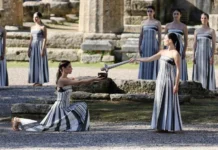 Milano Cortina 2026, accesa la fiamma olimpica con i primi tedofori Belmondo e Zoeggeler milano cortina