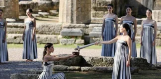 Milano Cortina 2026, accesa la fiamma olimpica con i primi tedofori Belmondo e Zoeggeler milano cortina