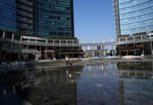 Milano, donna accoltellata in piazza Gae Aulenti milano