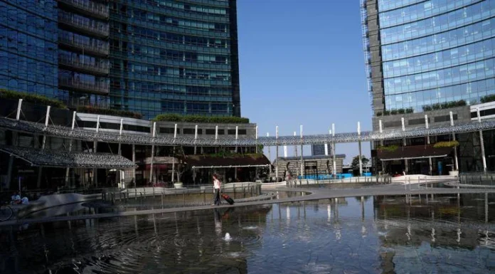 Milano, donna accoltellata in piazza Gae Aulenti milano