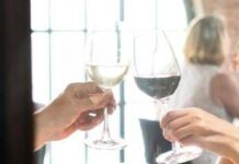 A cena con un’altra donna, moglie lo scopre da video spot ristorante e lo lascia