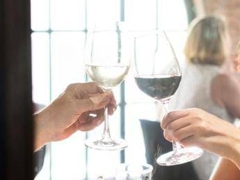 A cena con un’altra donna, moglie lo scopre da video spot ristorante e lo lascia