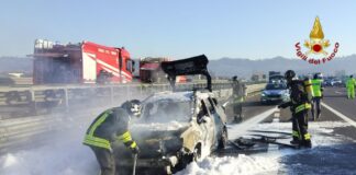 Paura in A4 a Vicenza Ovest: auto a GPL in fiamme, conducente in salvo e bombola in sicurezza incendio autovettura vicenza