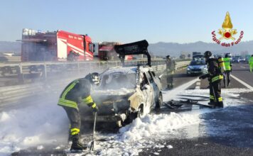Paura in A4 a Vicenza Ovest: auto a GPL in fiamme, conducente in salvo e bombola in sicurezza incendio autovettura vicenza