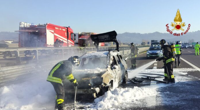 Paura in A4 a Vicenza Ovest: auto a GPL in fiamme, conducente in salvo e bombola in sicurezza incendio autovettura vicenza