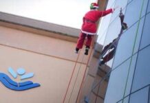 Al Bambino Gesù sguardi al cielo per l’arrivo di Babbo Natale