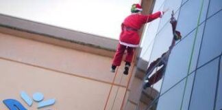 Al Bambino Gesù sguardi al cielo per l’arrivo di Babbo Natale