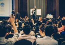 Premio Fedeltà 2025 di Confimi Apindustria Vicenza a 17 imprese fedeli, Rigotto: «Un percorso condiviso che fa crescere il territorio» Assegnazione premio fedeltà (immagine generata con AI)