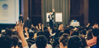 Premio Fedeltà 2025 di Confimi Apindustria Vicenza a 17 imprese fedeli, Rigotto: «Un percorso condiviso che fa crescere il territorio» Assegnazione premio fedeltà (immagine generata con AI)