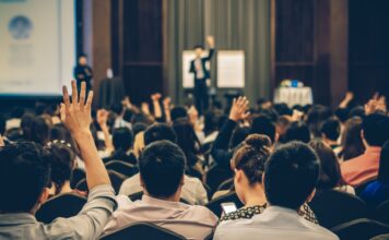 Premio Fedeltà 2025 di Confimi Apindustria Vicenza a 17 imprese fedeli, Rigotto: «Un percorso condiviso che fa crescere il territorio» Assegnazione premio fedeltà (immagine generata con AI)