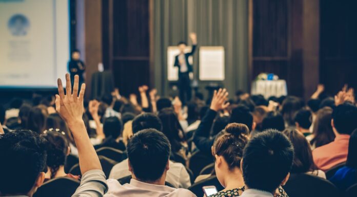 Premio Fedeltà 2025 di Confimi Apindustria Vicenza a 17 imprese fedeli, Rigotto: «Un percorso condiviso che fa crescere il territorio» Assegnazione premio fedeltà (immagine generata con AI)