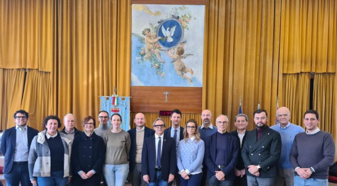 Gestione dei rifiuti. I sindaci di ViAmbiente illustrano i vantaggi dell’aggregazione e invitano i “ribelli” a ripensarci